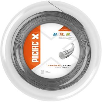 Polyestersaite der aktuellsten Generation extrem gutes "Feedback" sowie außerordentliche Kontrolle bei einer langen Lebensdauer sind die Stärken dieser Saite etwas weicher und deshalb auch flexibler als die Champ One Dicke: 1.30 Farbe: silber Haupteigenschaft: Haltbarkeit Nebeneigenschaft: Kontrolle Bauart Tennissaite: Monofil Material Tennissaite: Co-Polyester Standard, Polyester